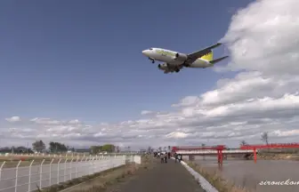 大津波被害を受けた東日本大震災から1年後の仙台空港旅客機離着陸映像