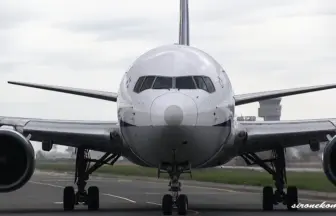 仙台空港から離陸するANA 全日本空輸のボーイング767-300 JA8567