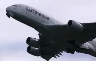 成田国際空港から離陸する超大型旅客機 ルフトハンザドイツ航空 エアバスA380-800