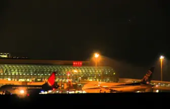 仙台空港の夜景とエンジン音を響かせながら離着陸する旅客機