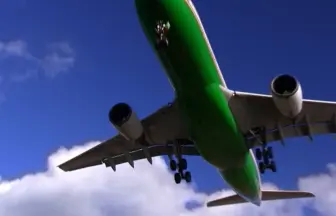 美しい冬の蔵王連峰を背景に仙台空港で離着陸する飛行機映像