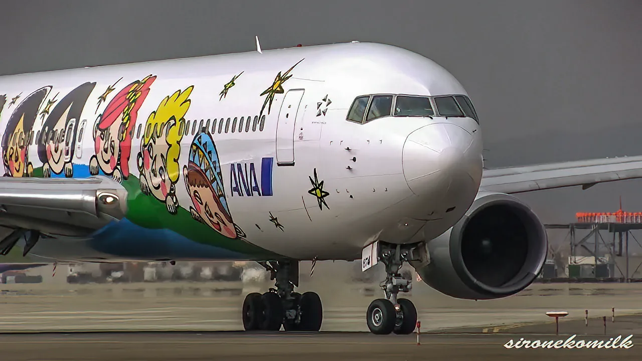 仙台空港から離陸する全日本空輸創立60周年記念特別塗装機「ゆめ