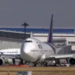 成田国際空港から離陸するタイ国際航空のボーイング747-400