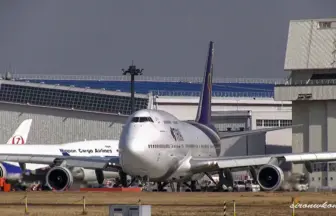 成田国際空港から離陸するタイ国際航空のボーイング747-400