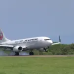 秋田空港に着陸 JALエクスプレス 「がんばろう日本」ロゴ入りボーイング737-800