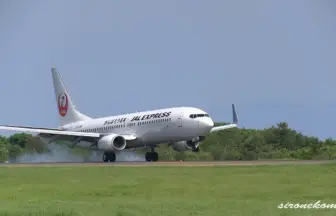 秋田空港に着陸 JALエクスプレス 「がんばろう日本」ロゴ入りボーイング737-800