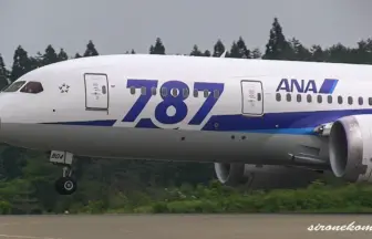 全日本空輸ボーイング787-8ドリームライナーの離着陸