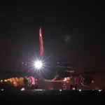 仙台空港の滑走路夜景とピーチ・アビエーション エアバスA320