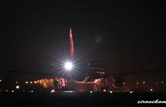 仙台空港の滑走路夜景とピーチ・アビエーション エアバスA320