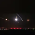 仙台空港の滑走路夜景と夜間の飛行機離着陸