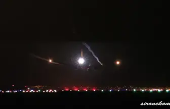 仙台空港の滑走路夜景と夜間の飛行機離着陸