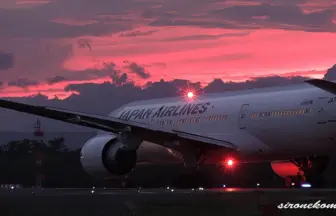 仙台空港から離陸する日本航空 ボーイング777-200ER