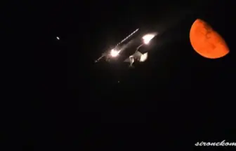 仙台空港の夜景 東から昇る赤い月と旅客機の離着陸