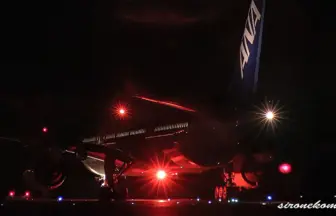 夜の仙台空港から離陸！全日本空輸 ボーイング777-200/ER