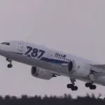 冬の秋田空港 雪煙が舞う雪上離着陸 全日本空輸 ボーイング787-8