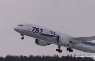 冬の秋田空港 雪煙が舞う雪上離着陸 全日本空輸 ボーイング787-8