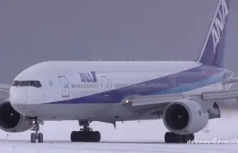 秋田空港2機着陸映像 全日本空輸 ボーイング777-200 & 日本航空 ボーイング737-800