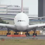 アシアナ航空のエアバスA380-800が成田国際空港から離陸