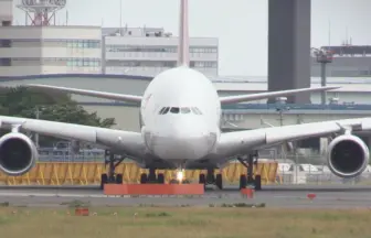 アシアナ航空のエアバスA380-800が成田国際空港から離陸