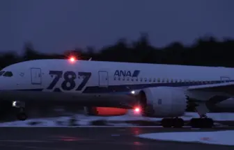 冬の秋田空港 全日本空輸 ボーイング787の離着陸