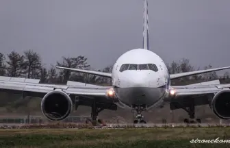 暴風雨で大荒れの小松空港 全日本空輸 ボーイング767の離着陸