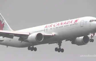 成田国際空港に着陸するエアカナダ ボーイング777-300