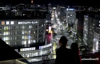福岡市街地の夜景 博多駅ビル JR博多シティ つばめの杜ひろば