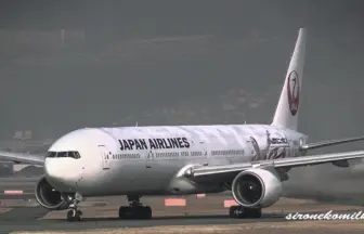 大阪伊丹空港 日本航空 鶴丸＆サンアーク新旧塗装ボーイング777の離着陸