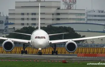 成田国際空港から離陸する日本航空のボーイング787-8ドリームライナー
