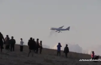 滑走路上を低空ローパス！全日本空輸「心の翼プロジェクト」ボーイング 747卒業フライト