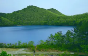 鳴子温泉郷の美しい自然風景【潟沼】エメラルドやブルーに水の色が変わるカルデラ湖
