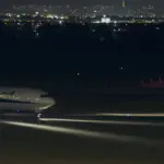 仙台空港展望デッキから眺める仙台平野の夜景と飛行機の離着陸