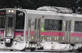 奥羽本線 701系電車 もやしもんラッピング電車&小さな美術館ラッピング電車