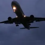 夜霧で霞む仙台空港のRWY27エンドから眺める飛行機の離着陸