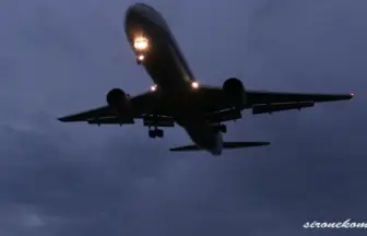 夜霧で霞む仙台空港のRWY27エンドから眺める飛行機の離着陸