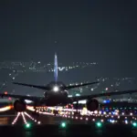 大阪伊丹空港 千里川堤防から眺める美しい滑走路夜景と飛行機