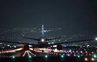 大阪伊丹空港 千里川堤防から眺める美しい滑走路夜景と飛行機