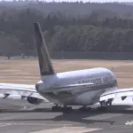 成田国際空港から離陸するシンガポール航空の大型旅客機 エアバスA380