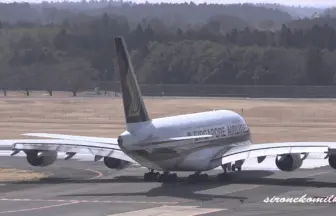 成田国際空港から離陸するシンガポール航空の大型旅客機 エアバスA380