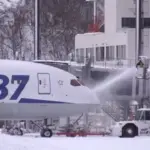 秋田空港除雪隊と全日本空輸 ボーイング787の離陸