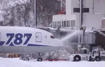 秋田空港除雪隊と全日本空輸 ボーイング787の離陸
