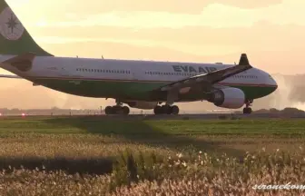 仙台空港 秋の風景 黄金色の空の下で離着陸をする飛行機