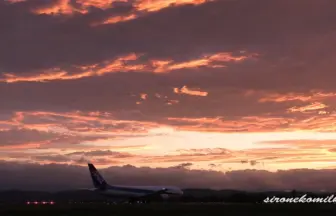 仙台空港 台風一過の夕焼けと旅客機離着陸
