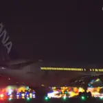 全日本空輸 ボーイング767-300ER「スターウォーズANAジェット」の離陸