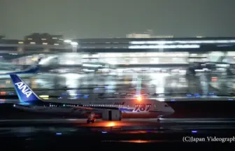 雨の東京国際空港(羽田空港) 飛行機の着陸と美しい夜景