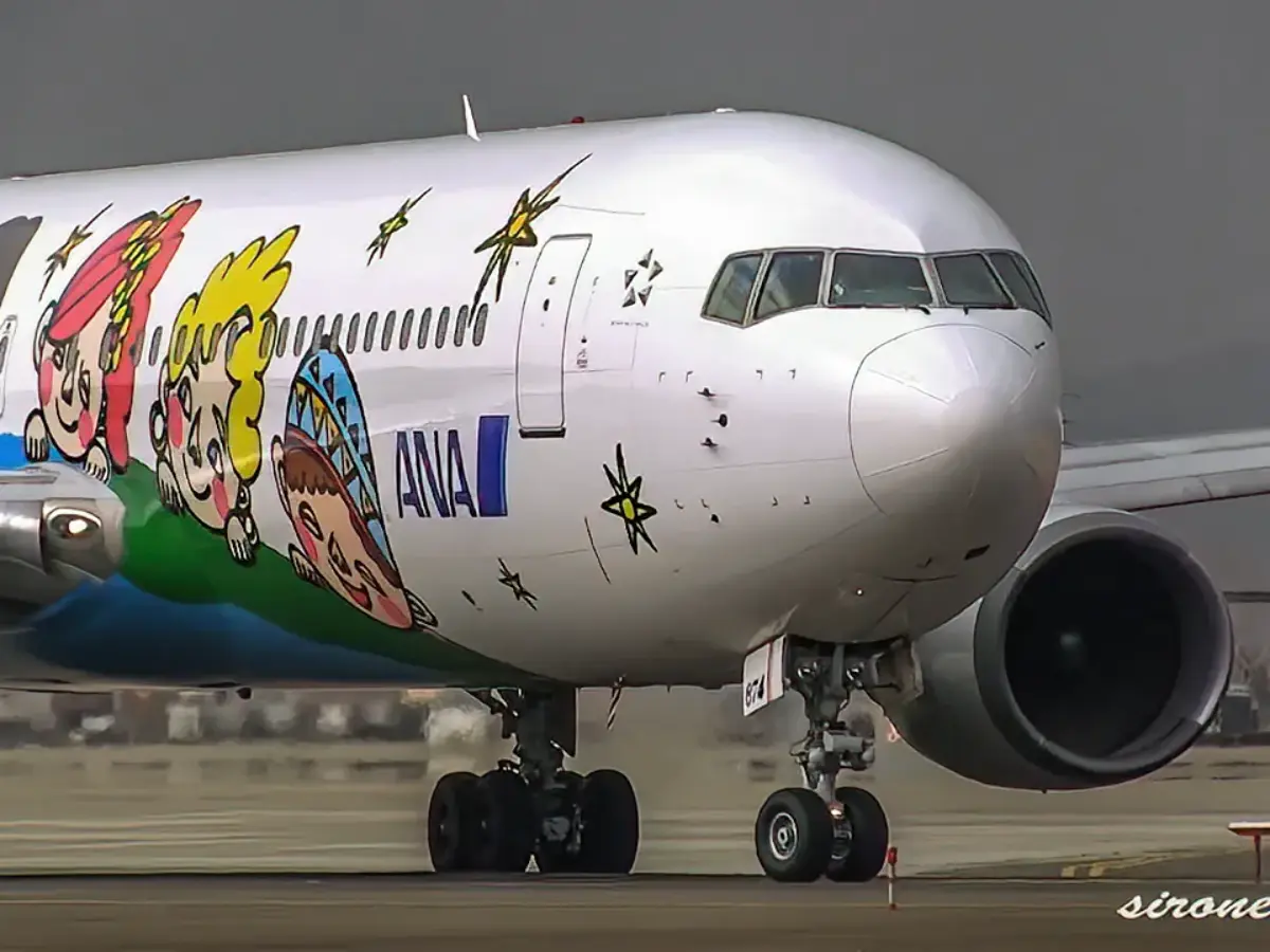 仙台空港から離陸する全日本空輸創立60周年記念特別塗装機「ゆめ